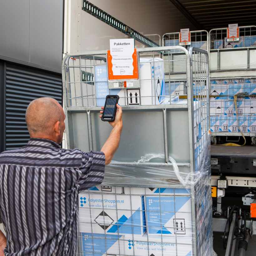 Logistiek en verzending bij Polyestershoppen